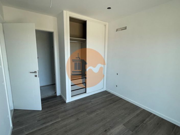 Image No.15-4 Bed House for sale