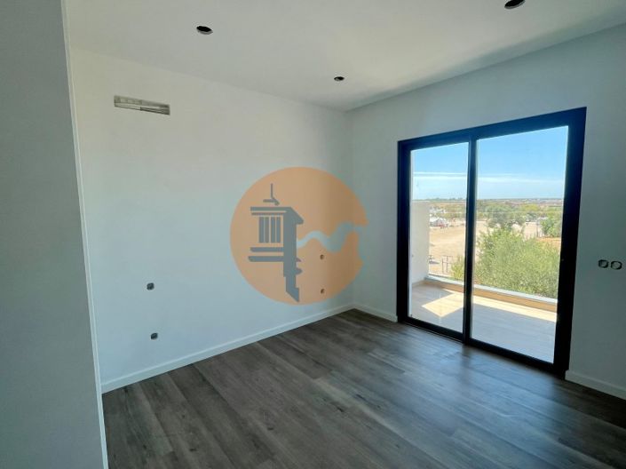 Image No.17-4 Bed House for sale