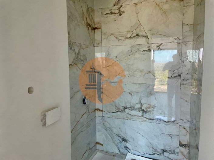 Image No.18-4 Bed House for sale