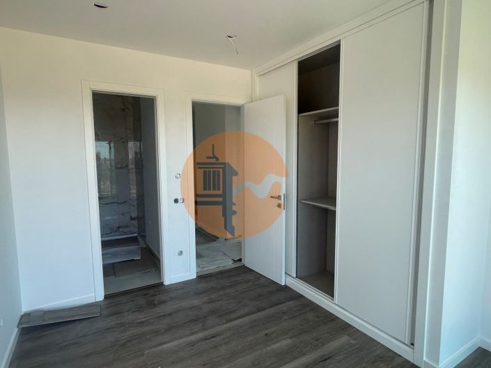 Image No.19-4 Bed House for sale