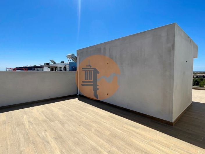 Image No.2-4 Bed House for sale