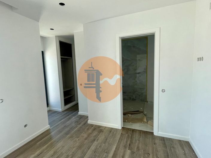 Image No.9-4 Bed House for sale