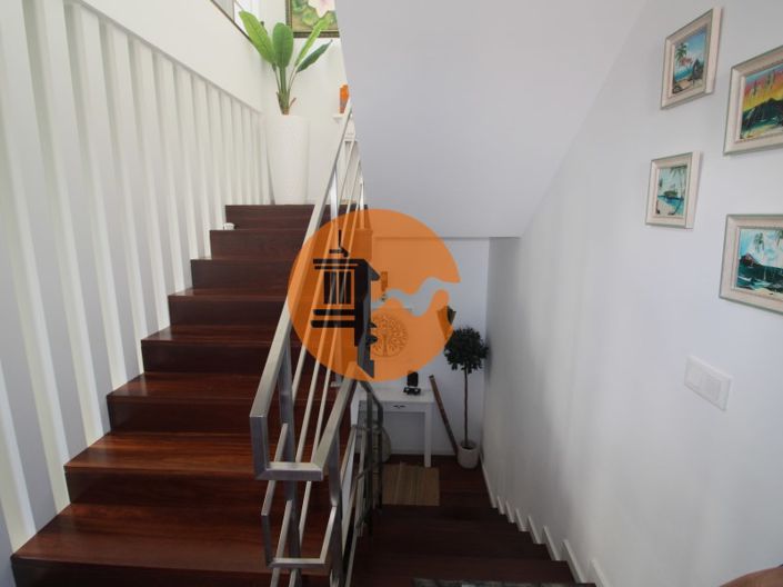 Image No.25-4 Bed House for sale