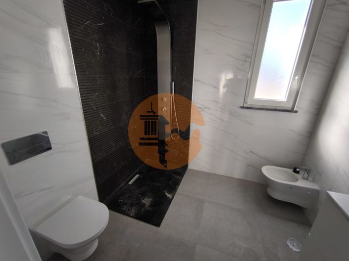 Image No.22-5 Bed House for sale