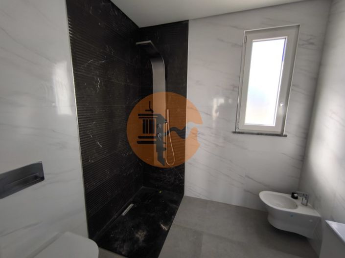 Image No.24-5 Bed House for sale