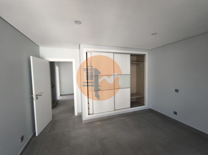 Image No.31-5 Bed House for sale