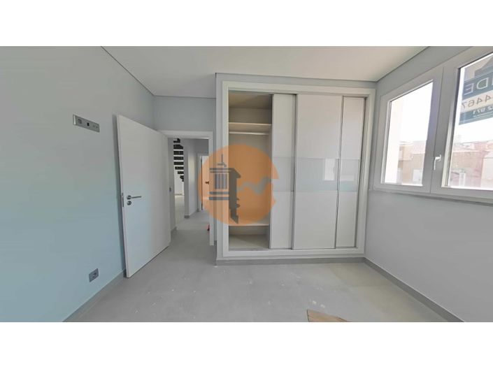 Image No.53-5 Bed House for sale