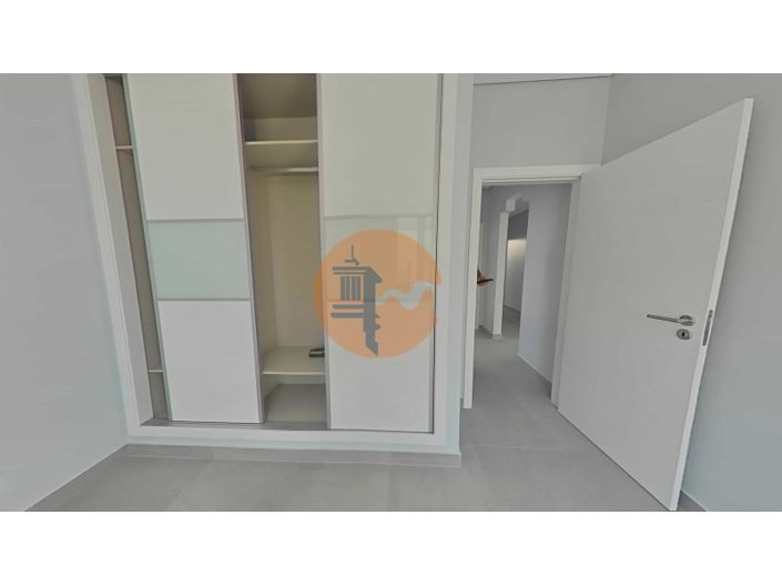 Image No.65-5 Bed House for sale