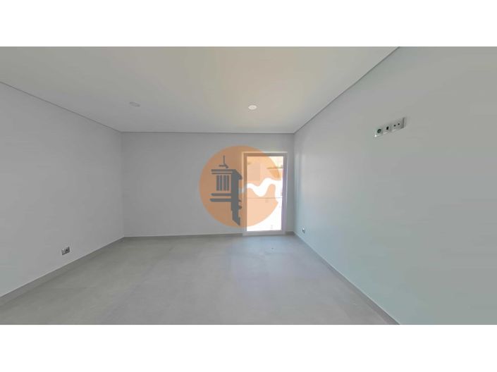 Image No.74-5 Bed House for sale