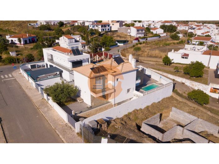 Image No.1-4 Bed House for sale
