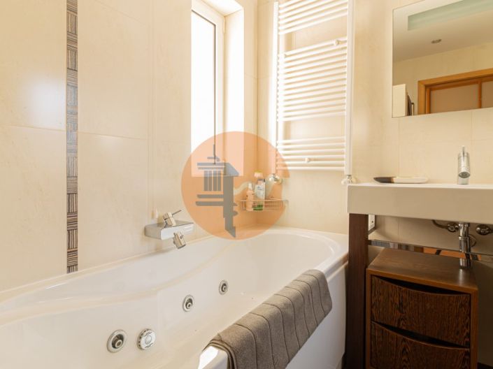 Image No.15-3 Bed House for sale