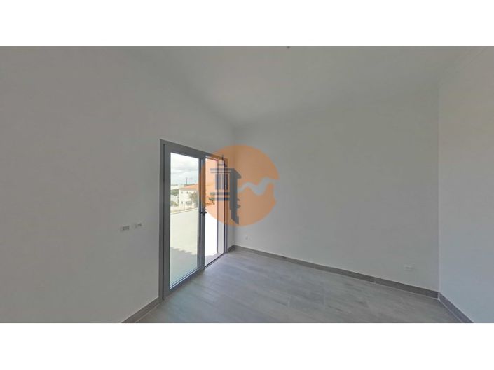 Image No.19-3 Bed House for sale