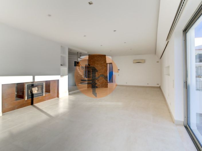 Image No.10-4 Bed House for sale