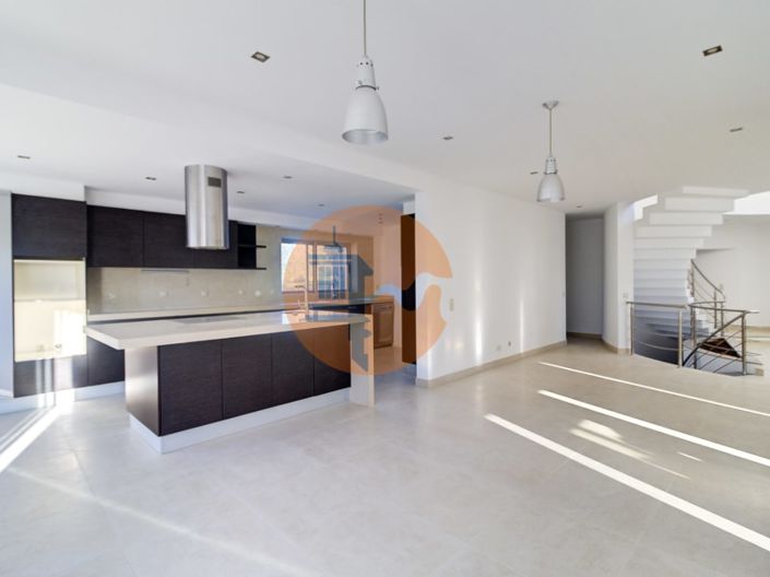 Image No.12-4 Bed House for sale