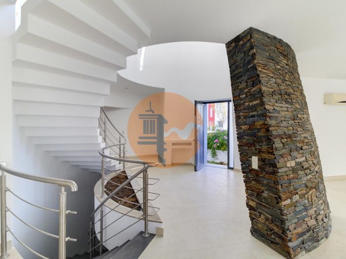 Image No.16-4 Bed House for sale