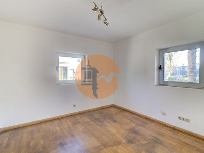 Image No.18-4 Bed House for sale