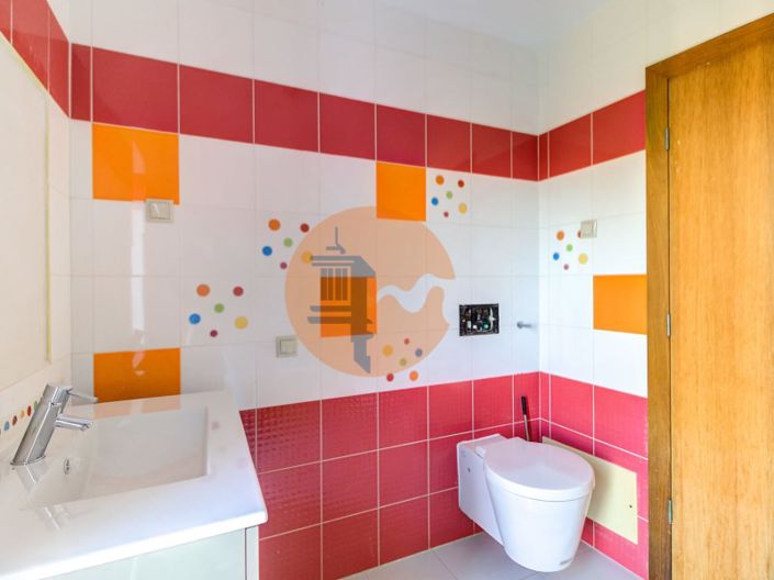 Image No.24-4 Bed House for sale