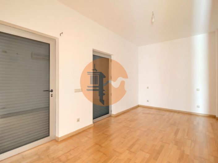 Image No.25-4 Bed House for sale