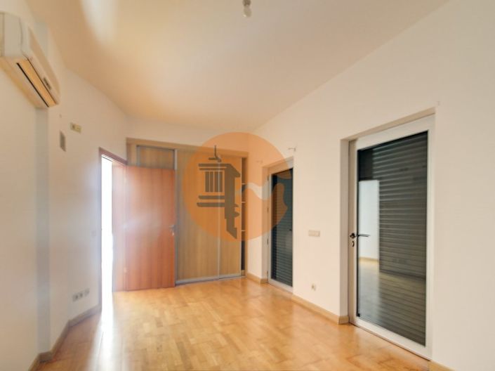 Image No.27-4 Bed House for sale