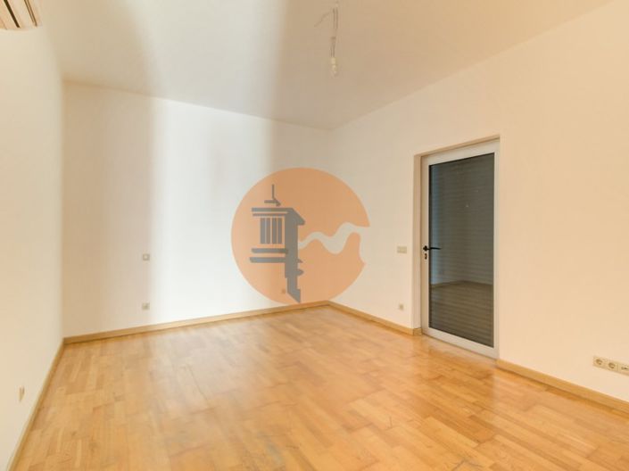 Image No.28-4 Bed House for sale