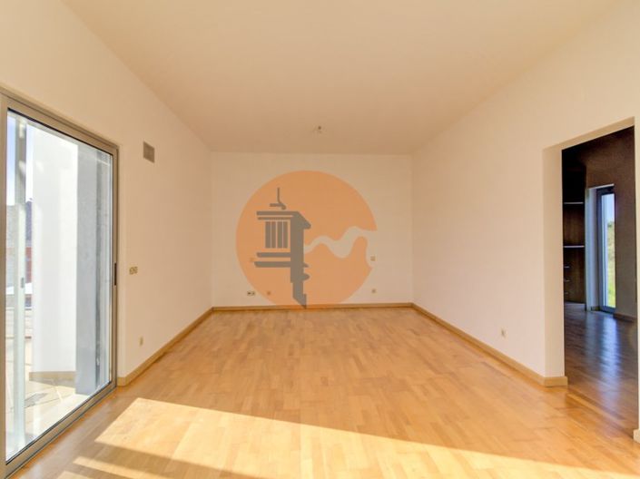 Image No.30-4 Bed House for sale