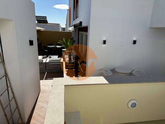 Image No.99-5 Bed House for sale