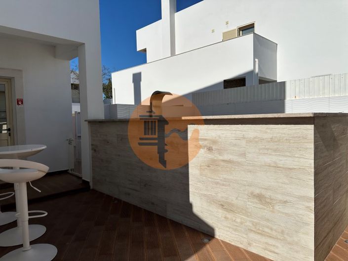 Image No.100-5 Bed House for sale