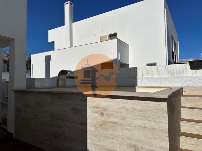 Image No.101-5 Bed House for sale