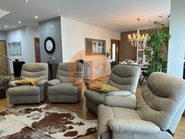 Image No.9-5 Bed House for sale