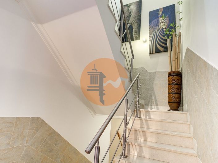 Image No.3-4 Bed House for sale