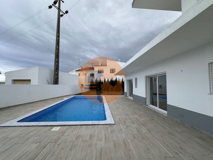 Image No.1-4 Bed House for sale
