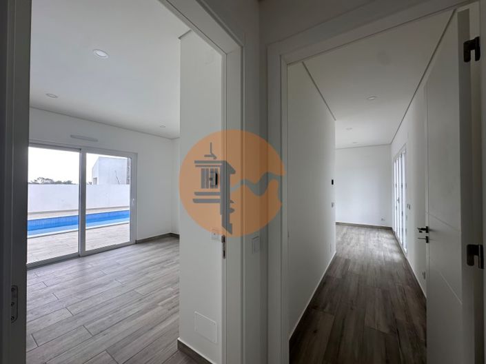 Image No.12-4 Bed House for sale