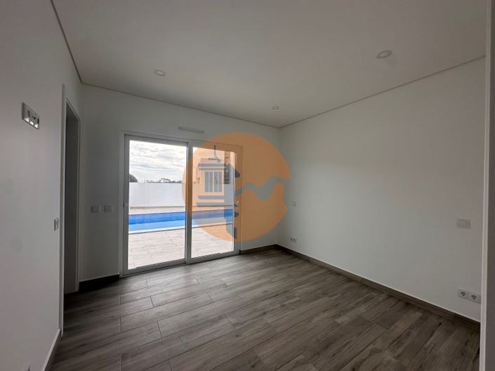 Image No.13-4 Bed House for sale