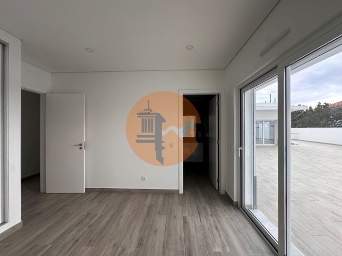 Image No.14-4 Bed House for sale