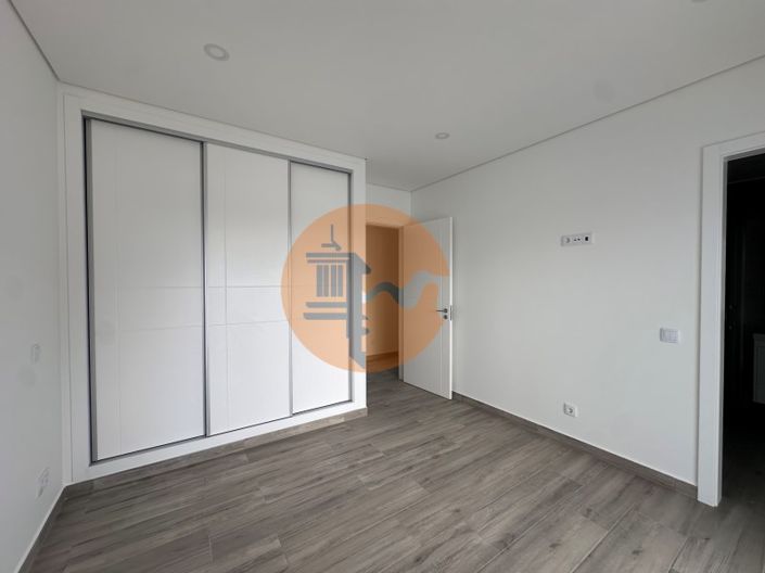 Image No.15-4 Bed House for sale