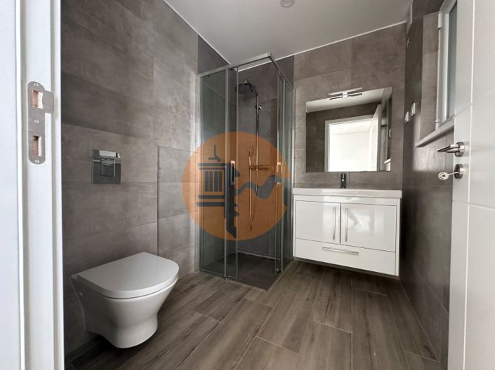 Image No.17-4 Bed House for sale