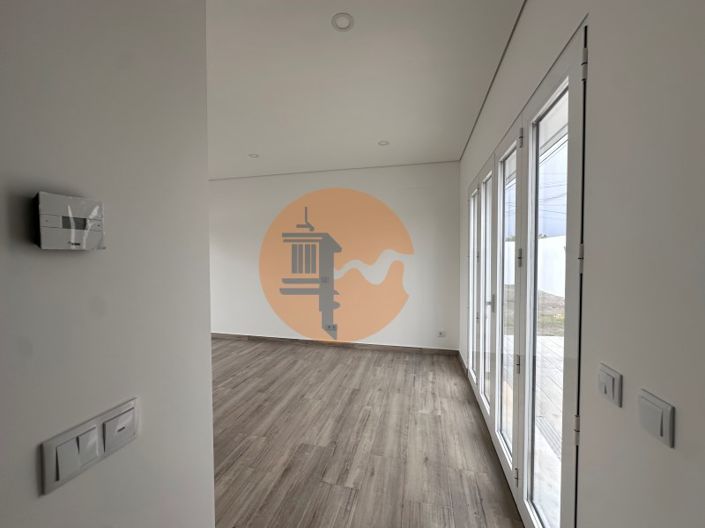 Image No.18-4 Bed House for sale