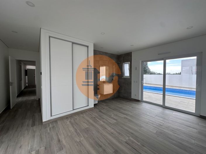 Image No.19-4 Bed House for sale