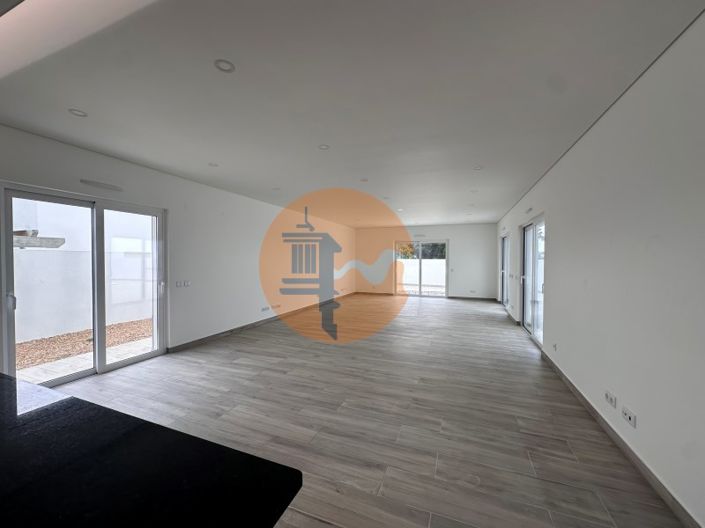 Image No.2-4 Bed House for sale