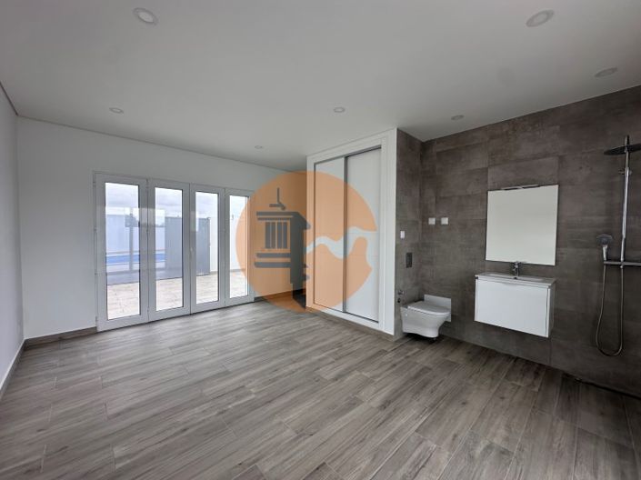 Image No.21-4 Bed House for sale