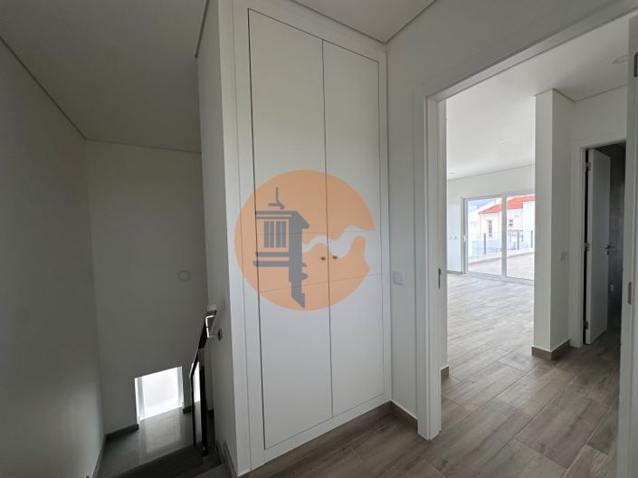 Image No.25-4 Bed House for sale