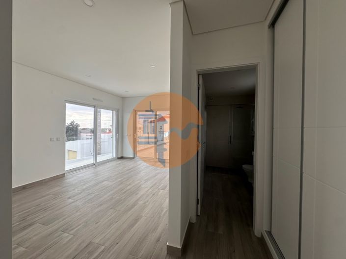 Image No.26-4 Bed House for sale