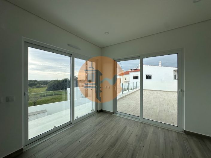 Image No.30-4 Bed House for sale