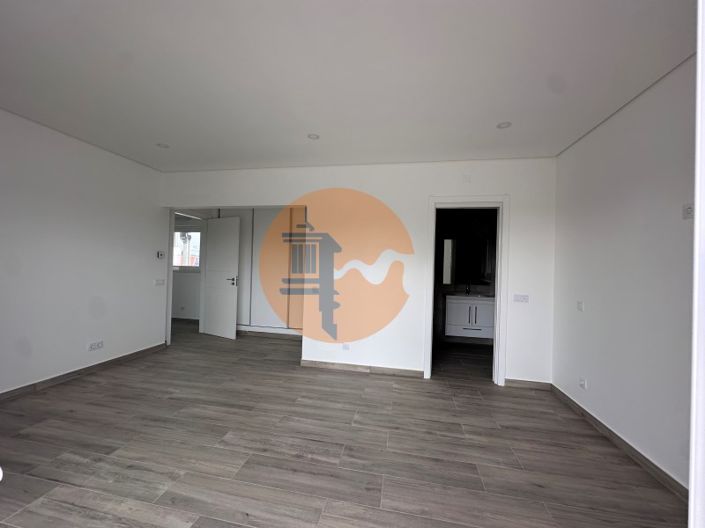 Image No.41-4 Bed House for sale