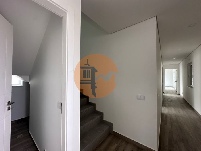 Image No.6-4 Bed House for sale