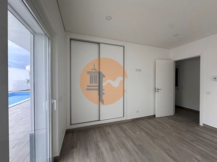 Image No.9-4 Bed House for sale