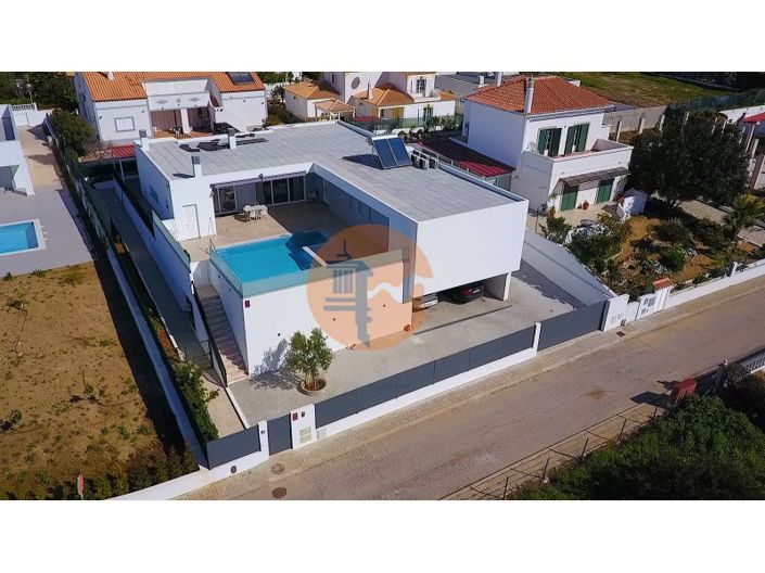 Image No.1-4 Bed House for sale