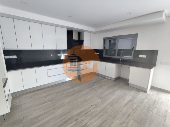 Image No.1-3 Bed House for sale