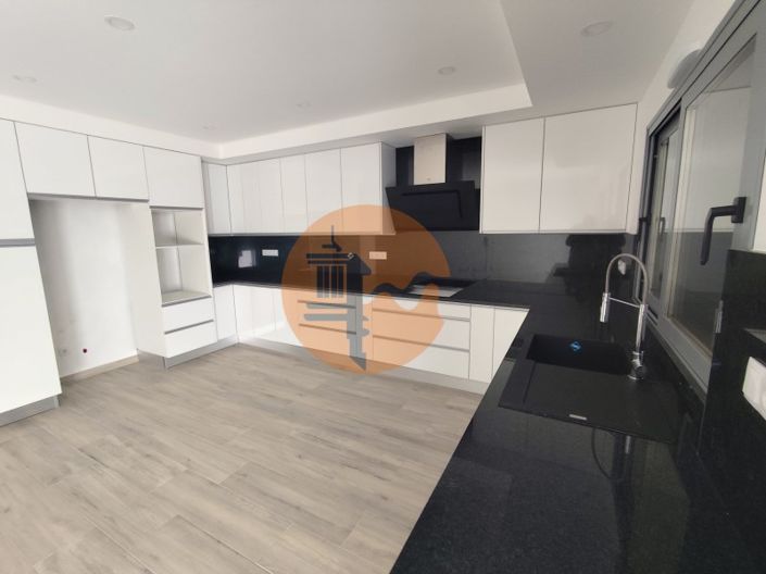 Image No.11-3 Bed House for sale