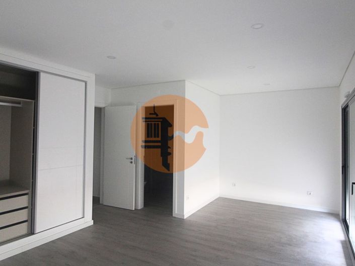 Image No.19-3 Bed House for sale